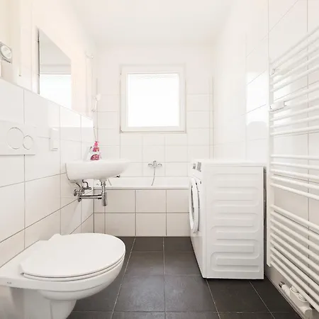 Raj Living - Monteurwohnung - 3 Schlafzimmer - Kueche - Balkon - Waschmaschine Duisburg